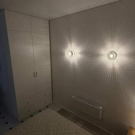 світлі біля моря з терасою Apartment