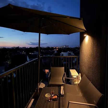 світлі біля моря з терасою Apartment